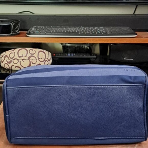 Tommy Hilfiger Bag Used like New - Picture 3 of 4